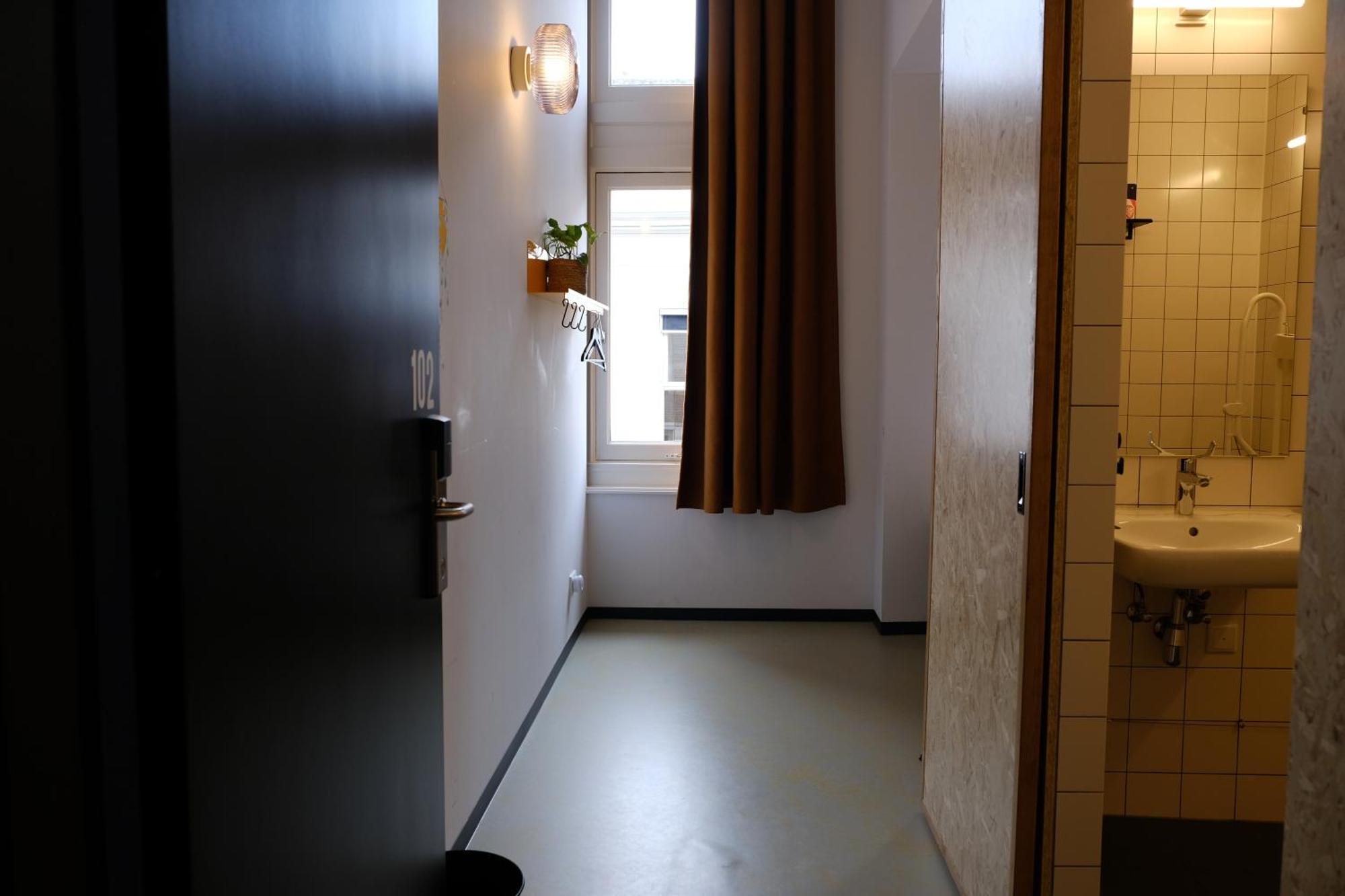 Hostel & Bar De Basis ズヴォレ エクステリア 写真