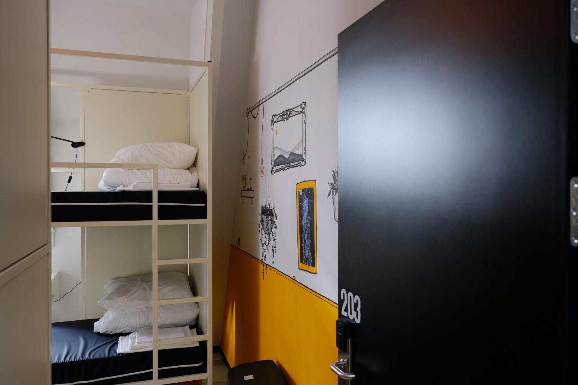 Hostel & Bar De Basis ズヴォレ エクステリア 写真