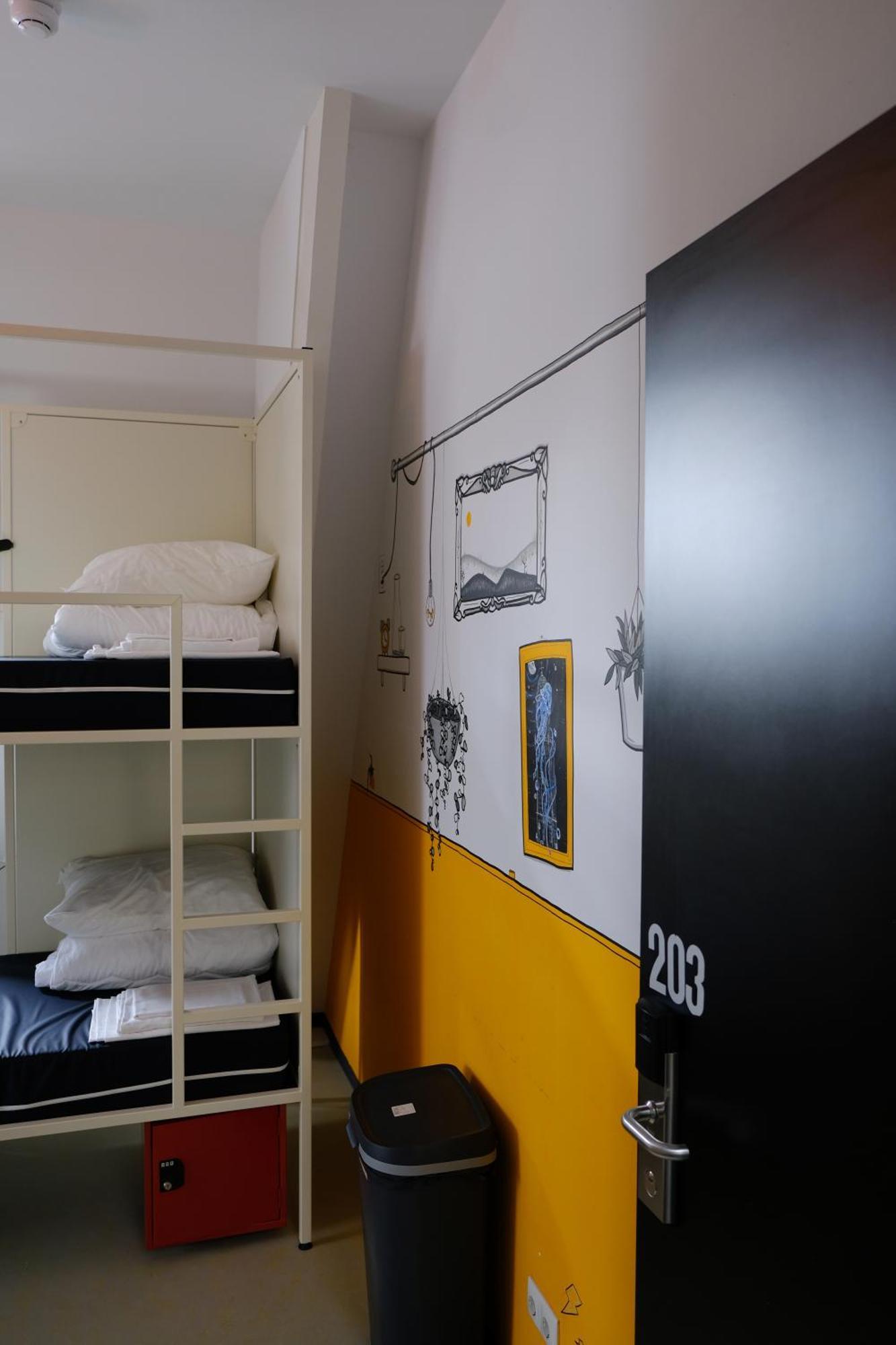 Hostel & Bar De Basis ズヴォレ エクステリア 写真