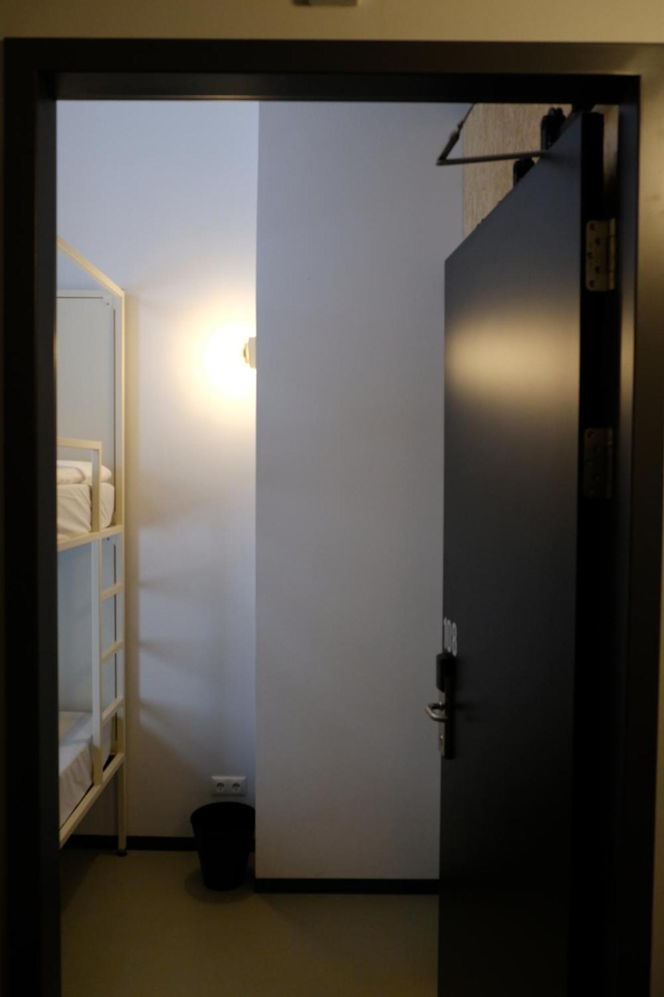 Hostel & Bar De Basis ズヴォレ エクステリア 写真